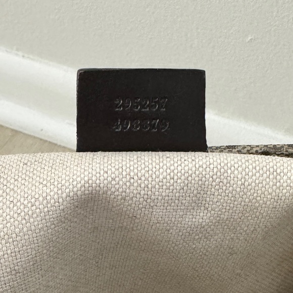 LIKE NEW Authentic Gucci Crossbody - Picture 9 of 14